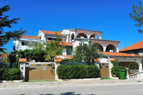 Apartments and Rooms Anika