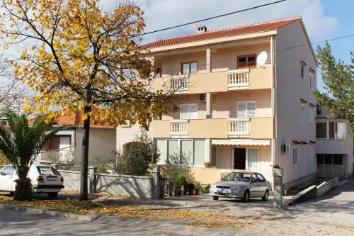 Apartments with a parking space Zadar - 15945