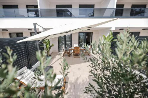 Brand new apt close to beach!+free parking