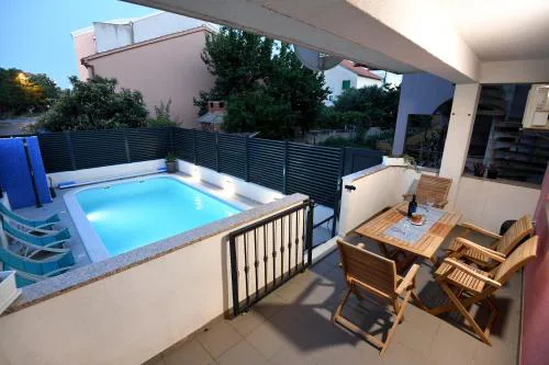 Cozy Maza with Heated Swimming Pool