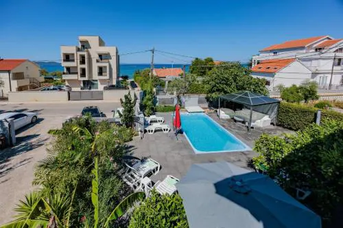 Crowonder Lucky Holiday House with Pool and Patio 30 meters from the Beach
