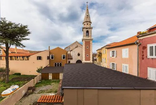 Forum 2BR apartment in old town