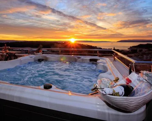 FUX LUXURY rooftop terrace JACUZZI & BBQ
