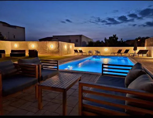 LUCY Apartments with heated pool & free private parking
