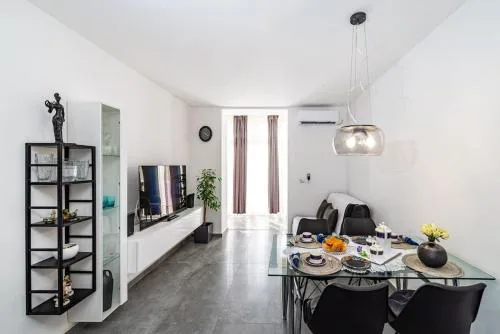 Luxury Modern Condo with Garden near Old Town