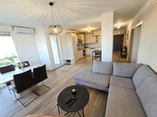 M&L spacious two bedroom apartment