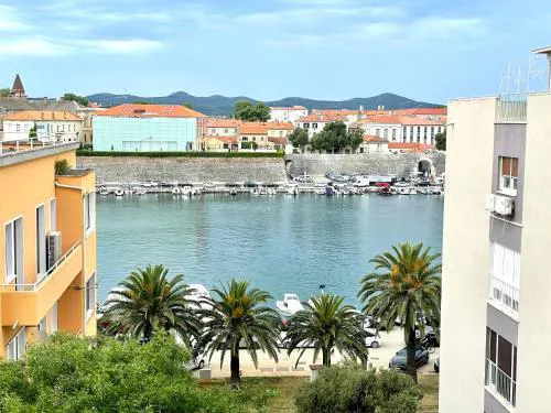 Sea view apartment in the city center with free parking