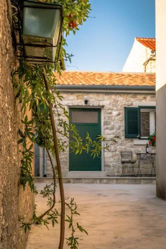 Small stone house Luka