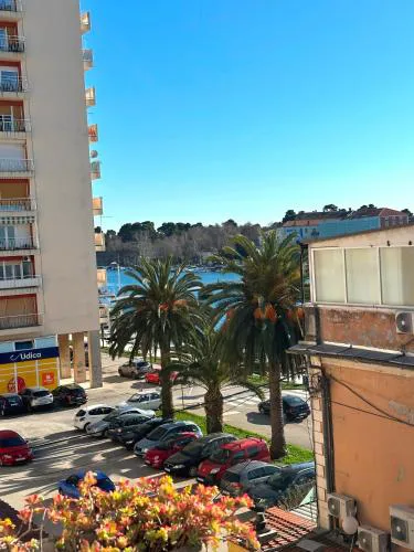 Spacious 3BDR App in Center "Sunny Bayside"