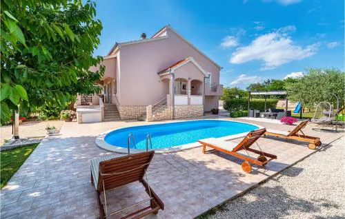 Three-Bedroom Holiday Home In Murvica