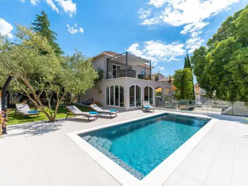 Villa B&D ZADAR for the complete pleasure of vacation !HEATED! PRIVATE POOL! Green oasis in the CENTER of ZADAR, 100m from the SEA
