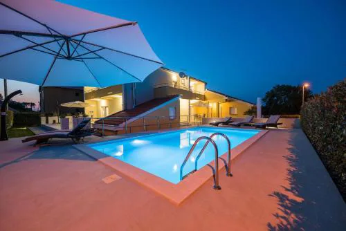 Villa Petra s bazenom, roštiljem i parkingom