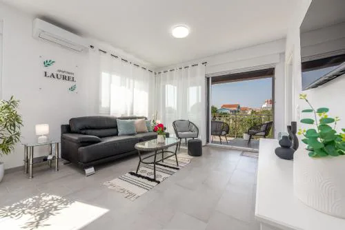 Apartment Laurel near the sea