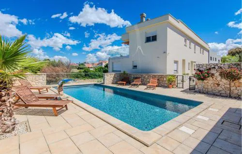 Awesome Apartment In Zaton