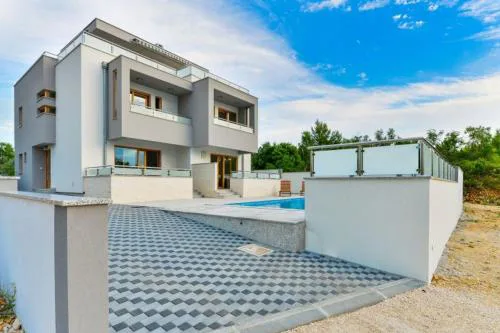 Villa with roof terrace 50 meters from the beach- by TA Leut Agency