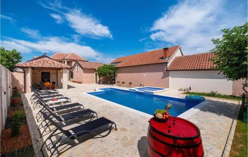 Beautiful Home In Benkovac With Sauna