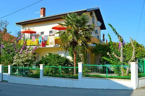 Apartment and Rooms Katica