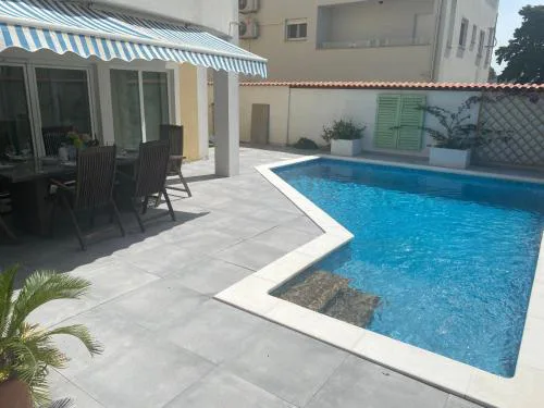 Private pool 2 rooms