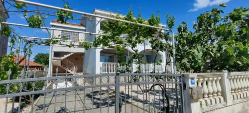 T & I Apartments