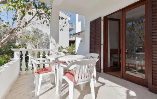 1 Bedroom Lovely Apartment In Petrcane
