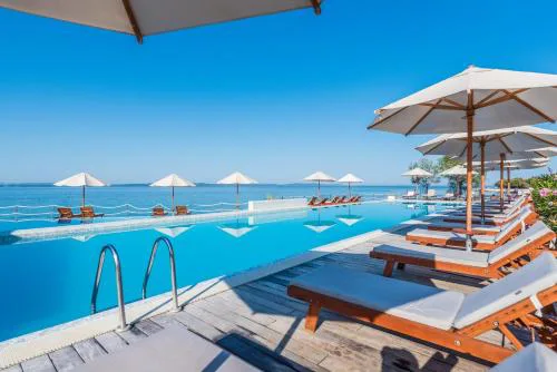 Sunny Lena Premium Family Apartment with Garden, Close to Beach & Pool