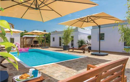 Ten-Bedroom Holiday Home In Petrcane