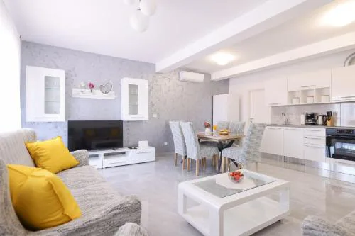 Deluxe Apartments Sanja with Seaview