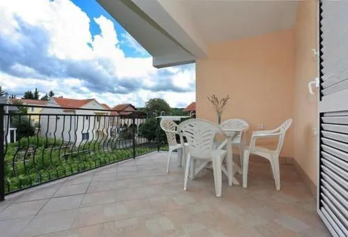 Ferienapartment Mit Balkon Für Fünf Personen