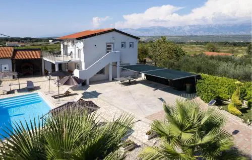 Four-Bedroom Holiday Home In Islam Latinski