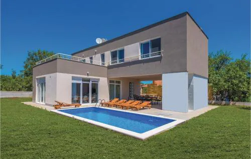 Three-Bedroom Holiday Home In Kozino