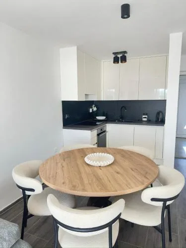 Romantic 3 Bedroom Apartment 150m from the beach & free parking spot