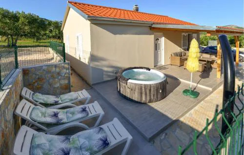 Awesome Home In Lisane Ostrovicke With Wifi