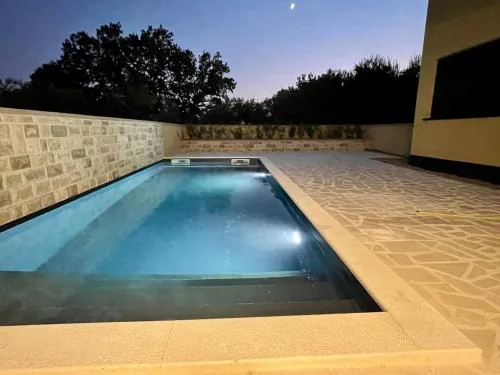 Geschmacksvolle Ferienwohnung mit Pool nur 60 m vom Strand für bis 5 Personen