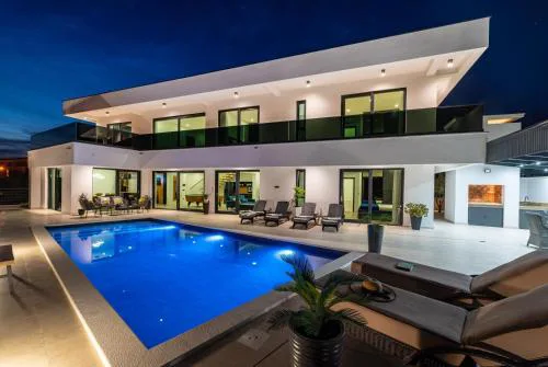 Luxury Villa Royal Hill with 34 m2 pool