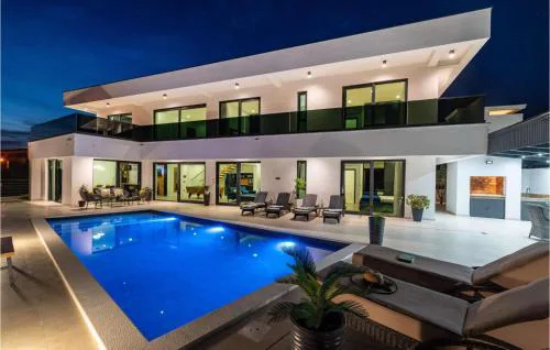 Villa Royal Hill with pool