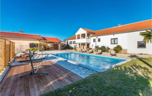 5 Bedroom Nice Home In Miranje