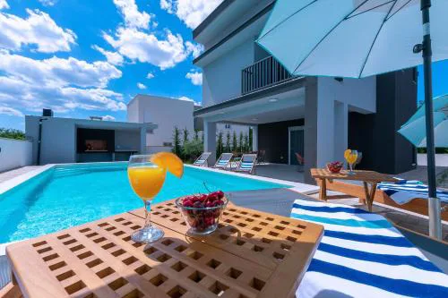 Luxury Vila Klara with heated pool, near Airport&Zadar