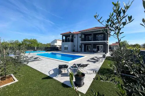 Modern Villa Freya with heated swimming pool, Murvica