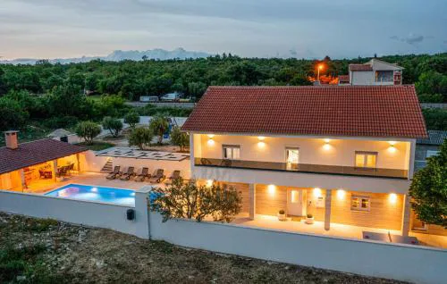 Gorgeous Home In Nadin With Wifi