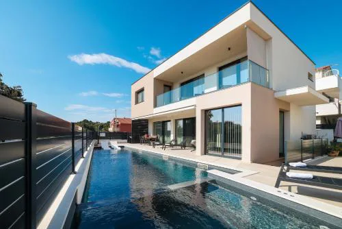 Villa Santa with heated pool