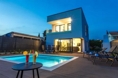 Villa Tuta with heated pool, only 150 m from the beach