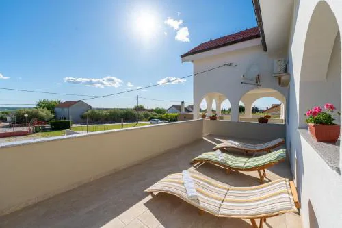 Ema's Olive Garden Apt 2 -private parking, 10 min drive from sandy beach