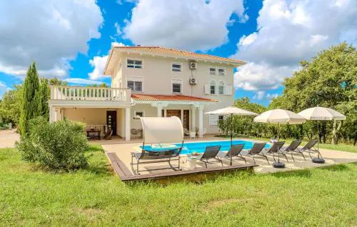 Stunning Home In Poljica