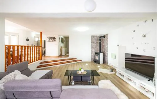 Beautiful Apartment In Posedarje