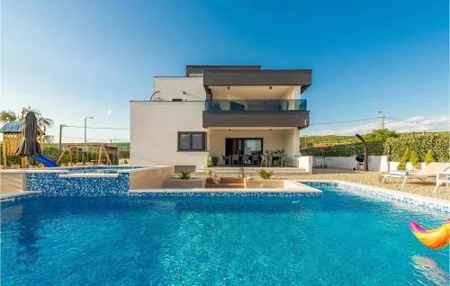 Stunning Home In Posedarje