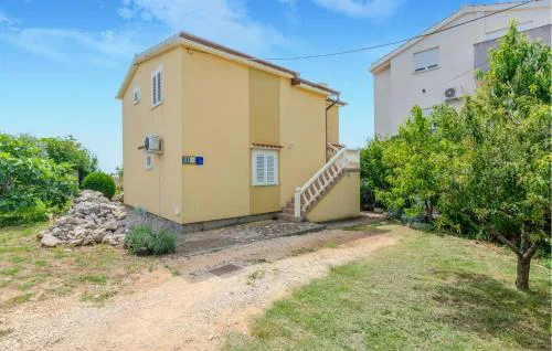 2 Bedroom Nice Apartment In Privlaka
