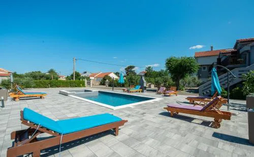 Apartmant Franica with heated pool and jacuzzi