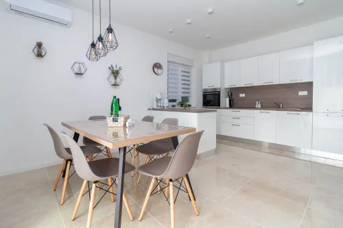 Apartment Vita Mare with pool near the beach - TA Leut Agency