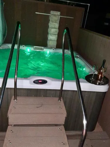Apartments Pine & Oak with shared seasonal hot tub