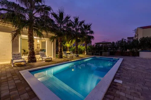 Luxury Villa Agape Palm Beach Tennisplatz